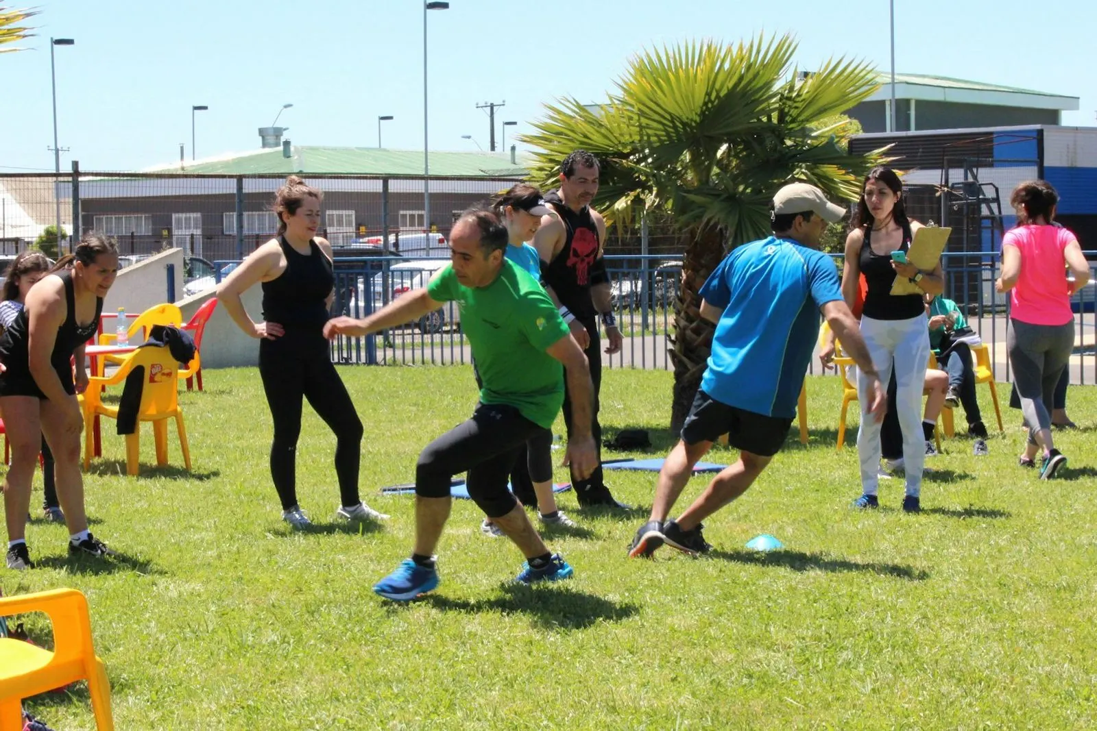 Grupo entrenando al aire libre en una sesión dirigida