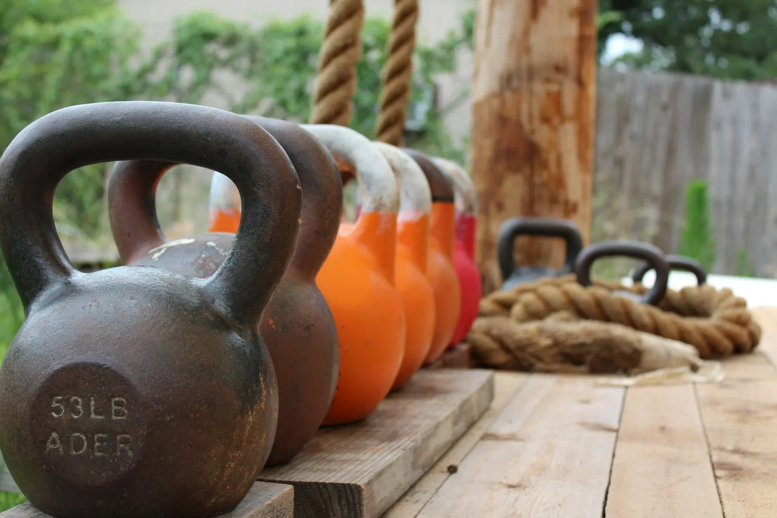Kettlebells alineados junto a la cuerda de entrenamiento